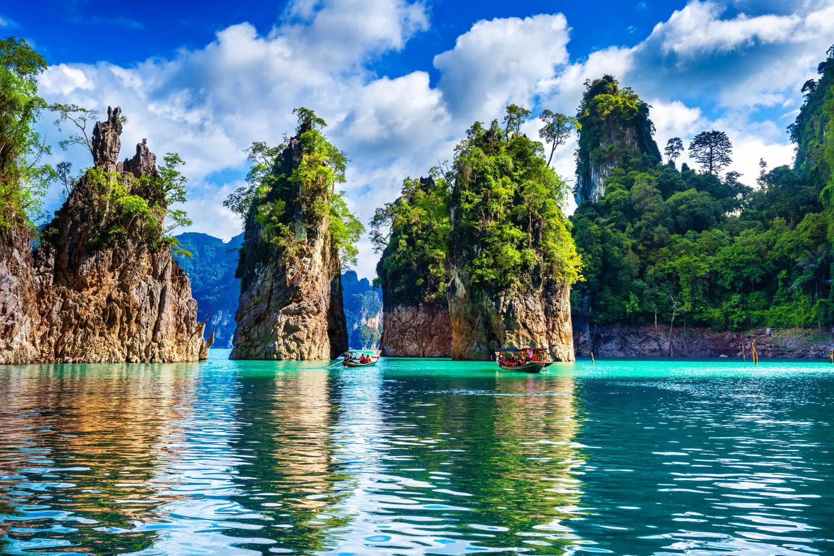 belles montagnes dans barrage ratchaprapha au parc national khao sok province surat thani thailande