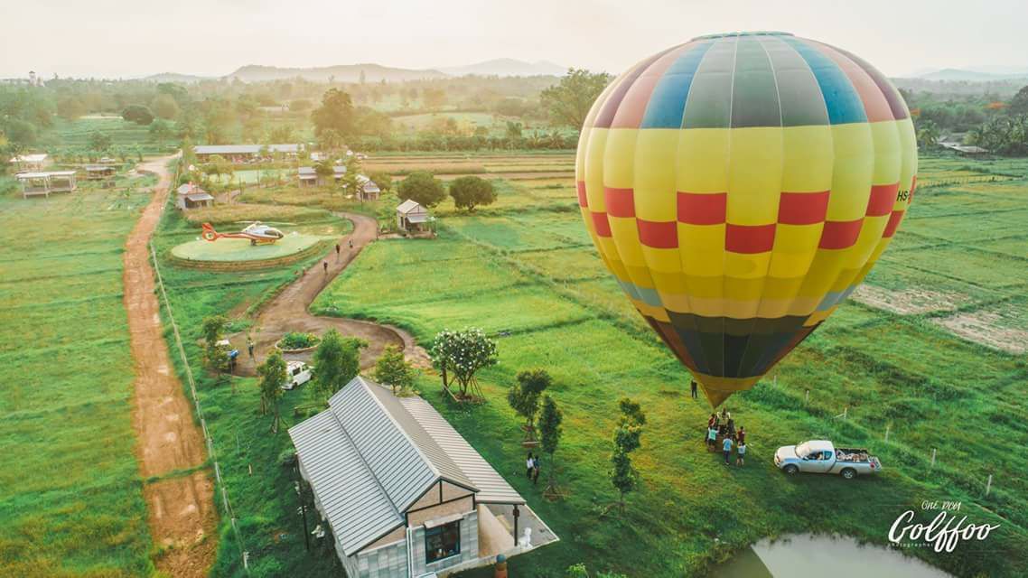 lever du soleil en montgolfiere