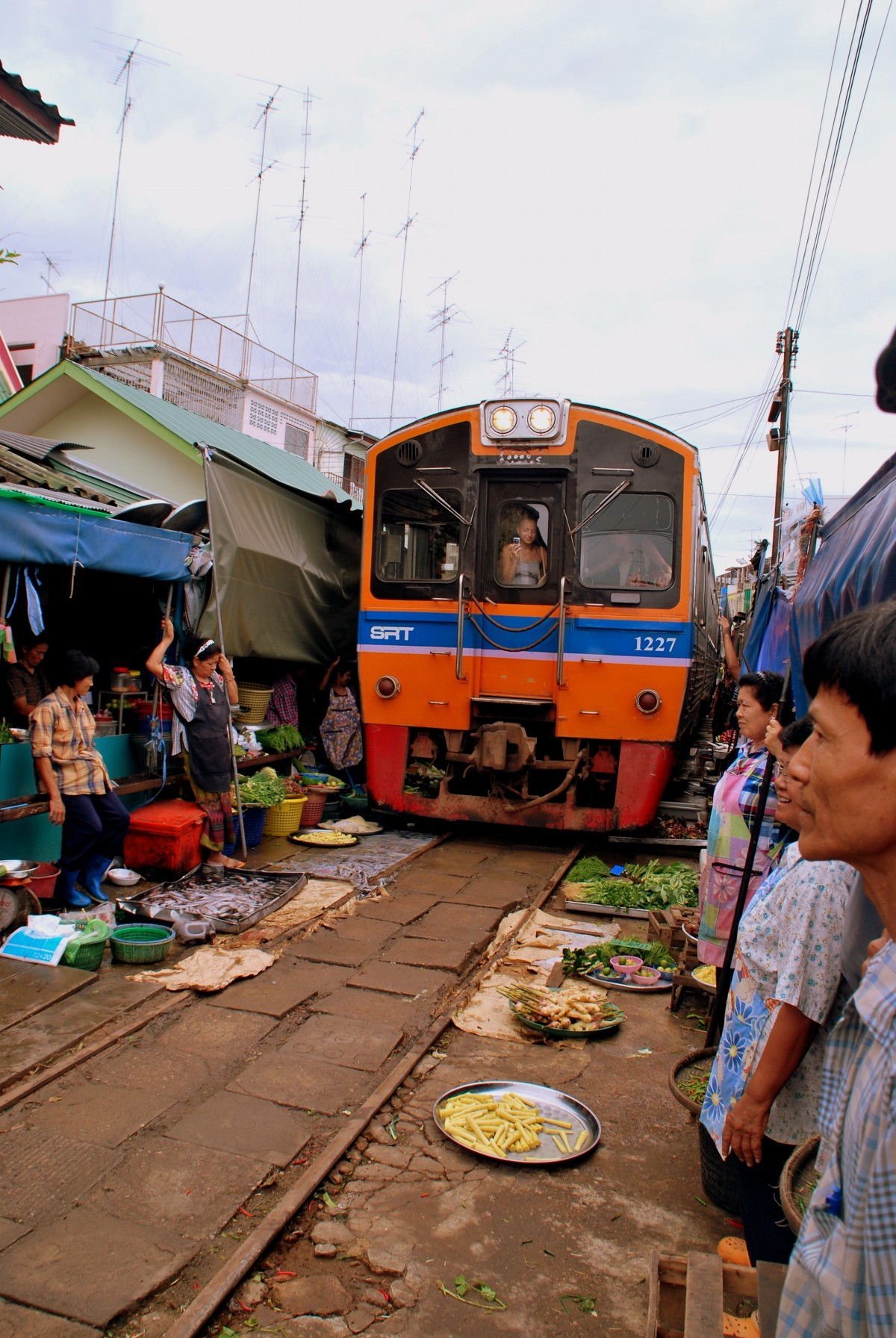 maeklong train market