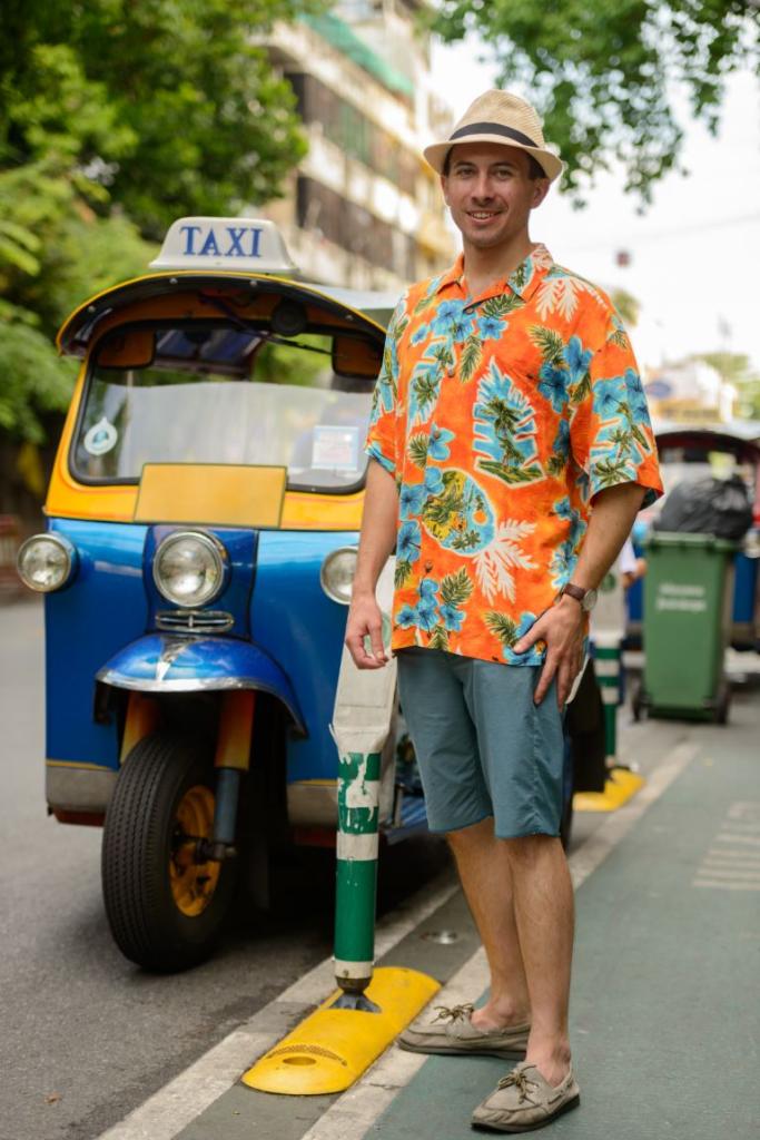 portrait jeune homme tuk tuk comme transport public local dans ville bangkok