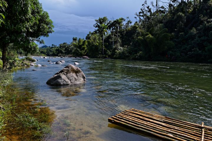 Samut Prakan riviere beaucoup rochers radeau entoure beaux arbres verts