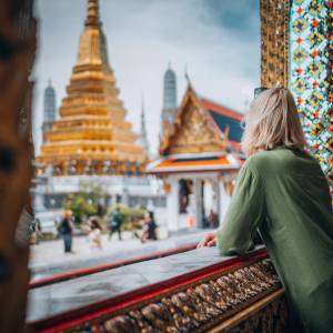 Jeune femme explorant le Grand Palais à Bangkok.